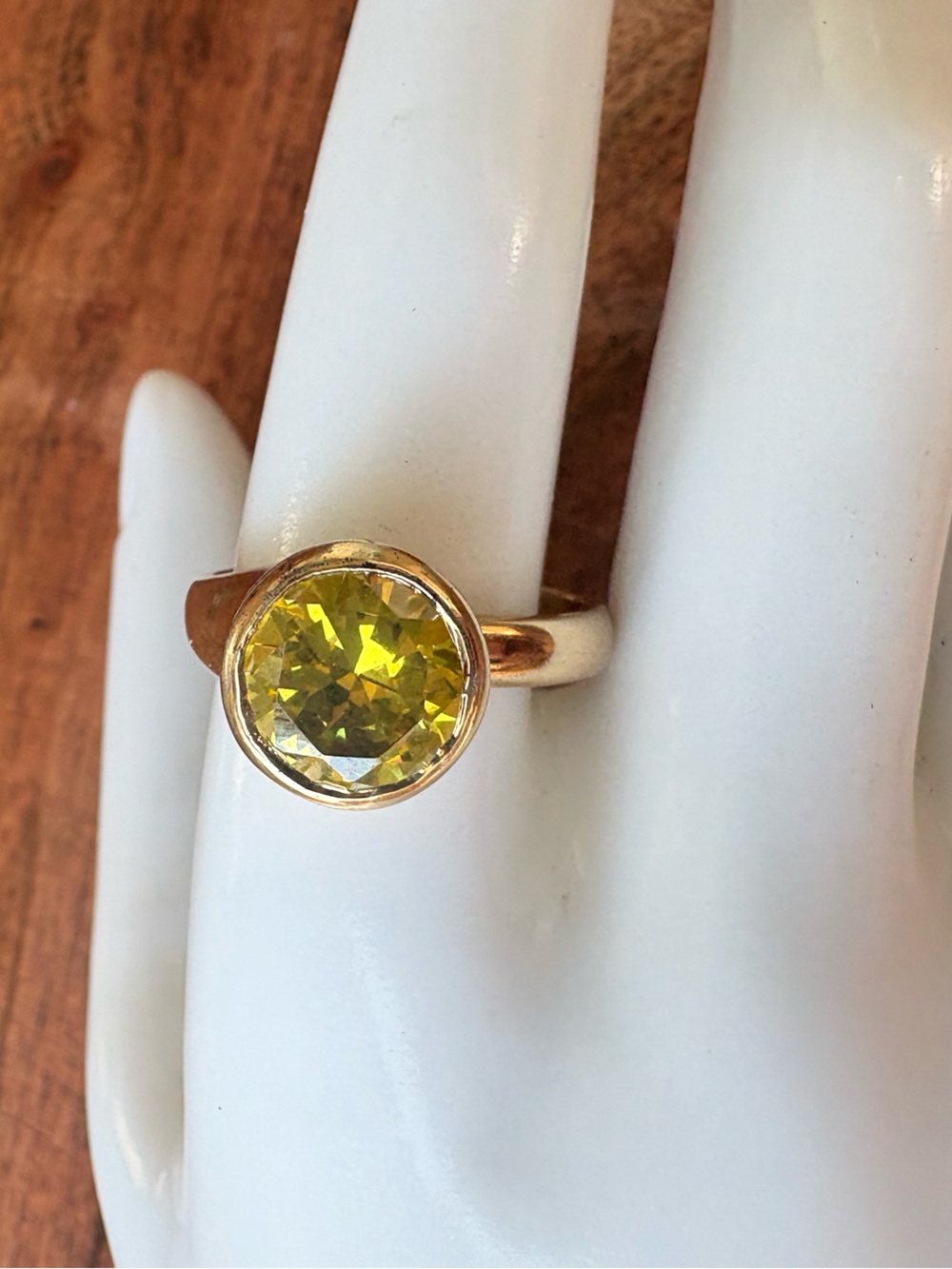 Vintage Gold-Tone Ring with Yellow Circle Gemstone - Size 9.75